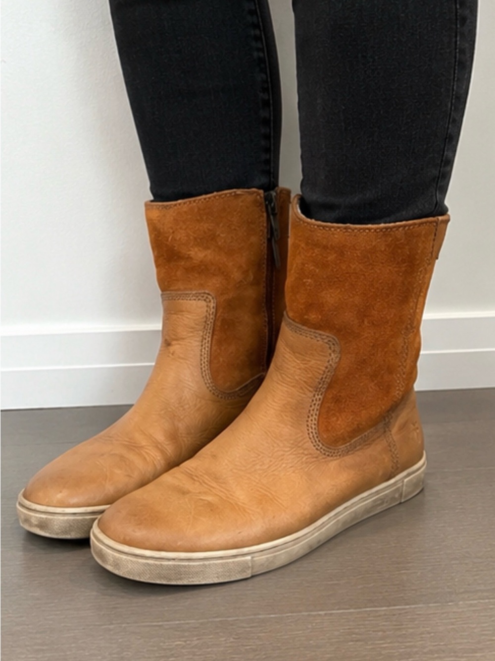 FRYE Women’s Shearling Lined Leather Suede Ankle Boots Camel Size 8M